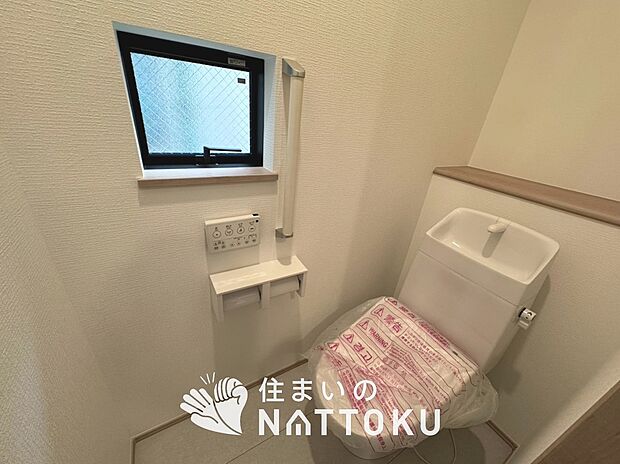 【トイレ】汚れてもサッとひと拭きでお手入れ簡単、エコ仕様の温水洗浄便座付きのトイレです。
バリアフリーにも配慮しています。