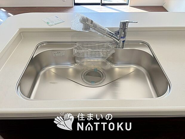 【浄水器内臓型ハンドシャワー付シンク】傷や汚れが付きにくい静音仕様の全面エンボス加工シンク。
また、蛇口の先端に浄水器を内蔵。浄水シャワーが使える毎分4リットルのたっぷり浄水。