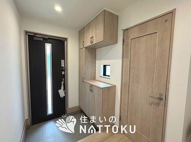 【現地写真(玄関)】玄関には、大型のシューズ収納を設置しています。