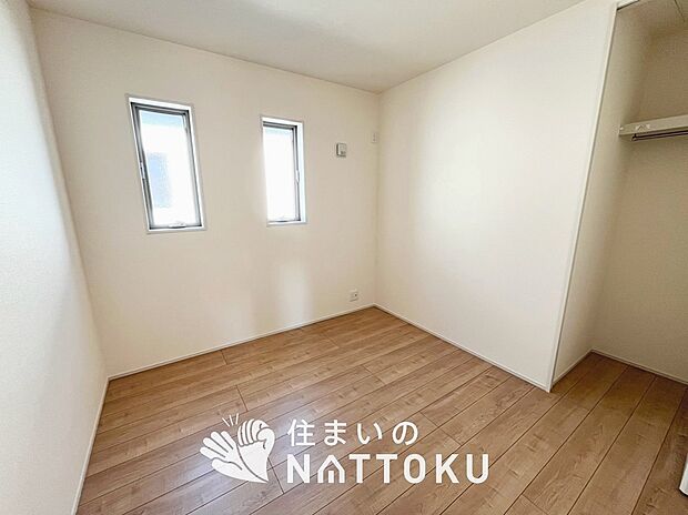 【現地写真（洋室）】木目の美しさを際立たせるシンプルデザインの建具を使用しています。