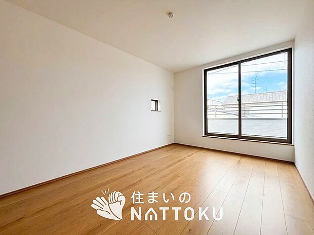 【現地写真(寝室)】木目の美しさを際立たせるシンプルデザインの建具を使用しています。