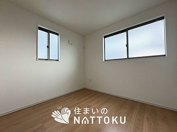 【現地写真（洋室）】木目の美しさを際立たせるシンプルデザインの建具を使用しています。