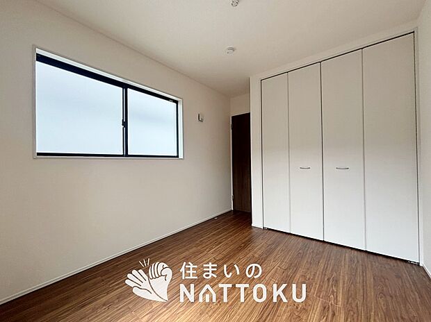 【現地写真(洋室)】木目の美しさを際立たせるシンプルデザインの建具を使用しています。