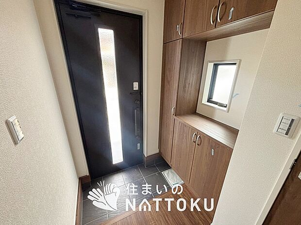 【現地写真(玄関)】玄関には、大型のシューズ収納を設置しています。