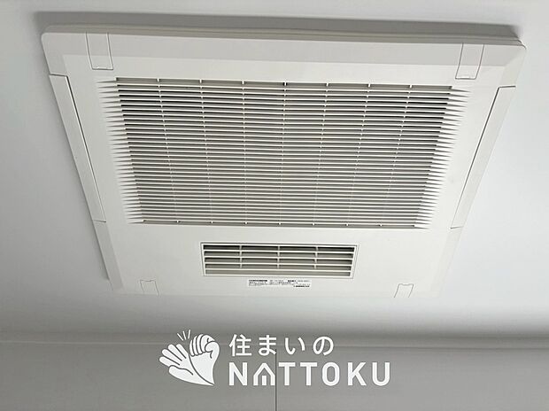 【電気式浴室暖房換気乾燥機】寒い冬場はあたたかく、暑い夏場は扇風機のような心地よさです。
雨の日は、浴室が衣類乾燥スペースになります。