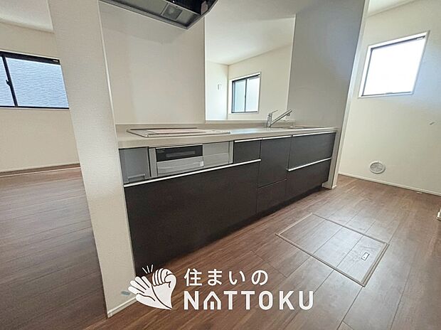 【現地写真(キッチン)】収納たっぷりのシステムキッチン、浄水器付水栓を標準装備しています。