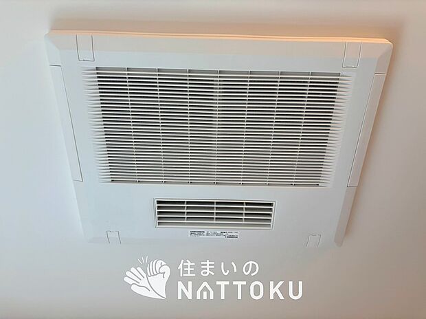 【電気式浴室暖房換気乾燥機】寒い冬場はあたたかく、暑い夏場は扇風機のような心地よさです。
雨の日は、浴室が衣類乾燥スペースになります。