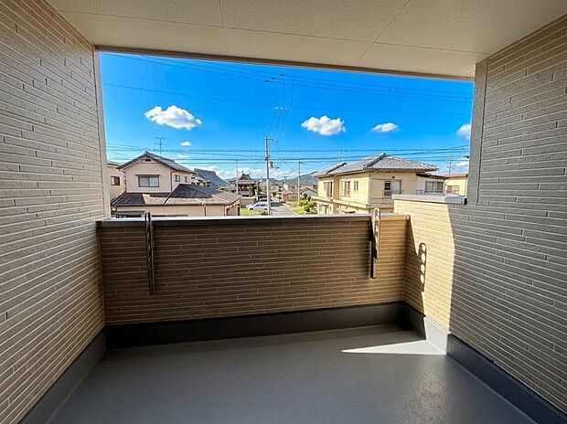 【バルコニー】奥行きが広く、洗濯物をゆったりと干せる十分な広さで、家族の洗濯も捗ります。