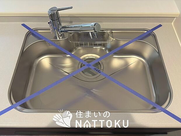 【浄水器内臓型ハンドシャワー付シンク】傷や汚れが付きにくい静音仕様の全面エンボス加工シンク。
また、蛇口の先端に浄水器を内蔵。浄水シャワーが使える毎分4リットルのたっぷり浄水。