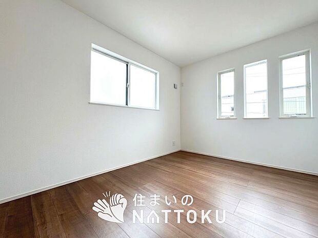 【現地写真(寝室)】木目の美しさを際立たせるシンプルデザインの建具を使用しています。