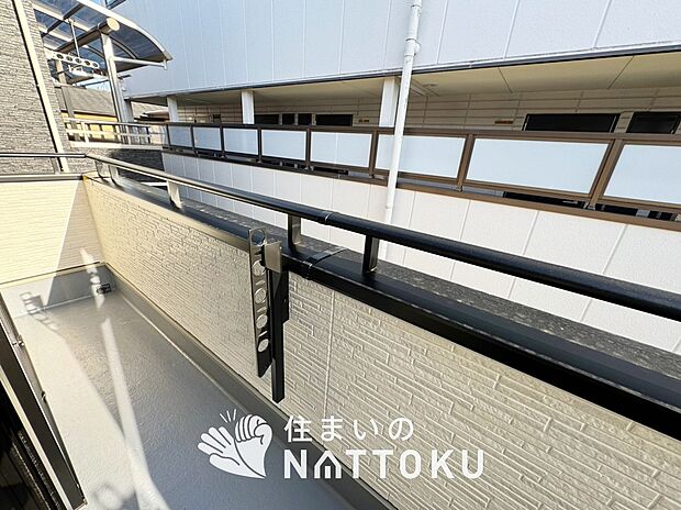 【バルコニー】奥行きが広く、洗濯物をゆったりと干せる十分な広さで、家族の洗濯も捗ります。