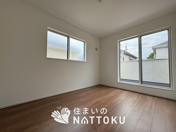 【現地写真（寝室）】木目の美しさを際立たせるシンプルデザインの建具を使用しています。