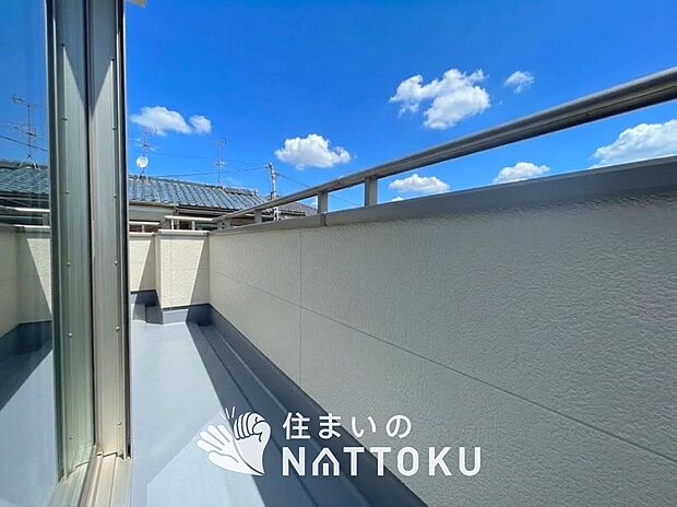 【バルコニー】奥行きが広く、洗濯物をゆったりと干せる十分な広さで、家族の洗濯も捗ります。