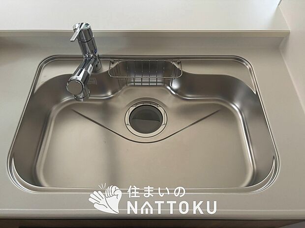 【浄水器内臓型ハンドシャワー付シンク】傷や汚れが付きにくい静音仕様の全面エンボス加工シンク。
また、蛇口の先端に浄水器を内蔵。浄水シャワーが使える毎分4リットルのたっぷり浄水。