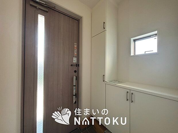 【現地写真(玄関)】玄関には、大型のシューズ収納を設置しています。