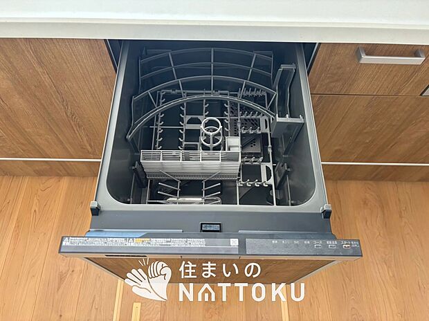 【食器洗い乾燥機】食後の時間にゆとりを与えてくれる食器洗い乾燥機。
操作ボタンも上面にあるので、腰をかがめずに操作ができラクラクです。