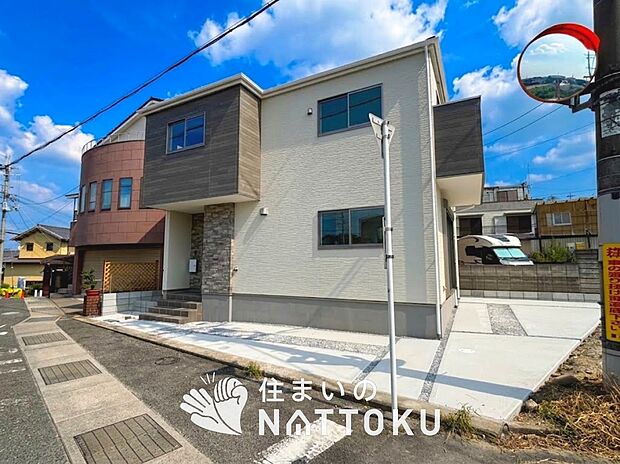 【現地写真(外観)】軽くて火災に強い屋根材を採用し、地震時の建物への負担や揺れを軽減しています。
