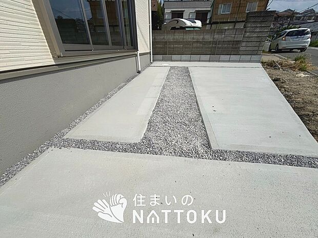 【現地写真(駐車場)】駐車スペースが広く、運転が苦手な方も安心です。