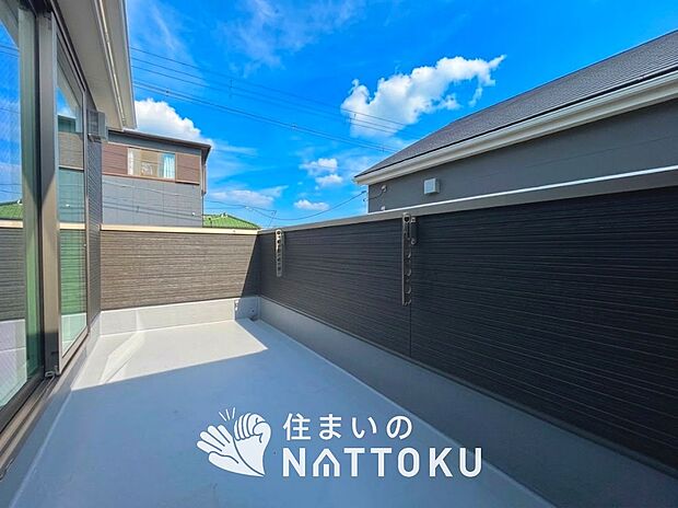 【バルコニー】奥行きが広く、洗濯物をゆったりと干せる十分な広さで、家族の洗濯も捗ります。