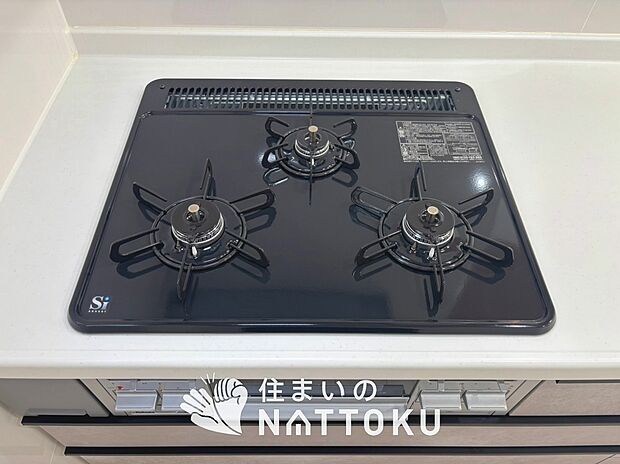 【ビルトインコンロ】フラットな構造で清掃性が高く、過熱防止センサー付3口タイプで日頃の家事も快適です。