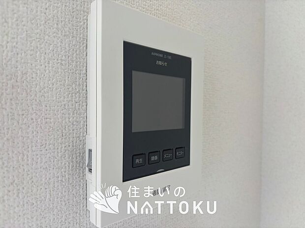 【TVモニター付インターホン】手放し通話ができ、送話表示灯で送話・受話状態が確認できます。
映像と音声で玄関先の様子をチェックできるモニター機能や、夜間の訪問者の顔も確認できるLEDライトを装備しています。