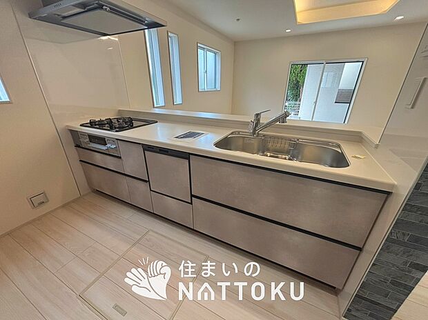 【現地写真(キッチン)】収納たっぷりのシステムキッチン、浄水器付水栓を標準装備しています。