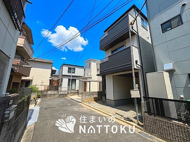 【現地写真（前道含む外観）】健康被害に配慮したもっとも安全性の高い建材を採用し、シックハウス対策をしております。