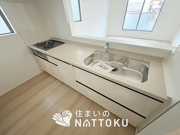 【現地写真（キッチン）】収納たっぷりのシステムキッチン、浄水器付水栓を標準装備しています。