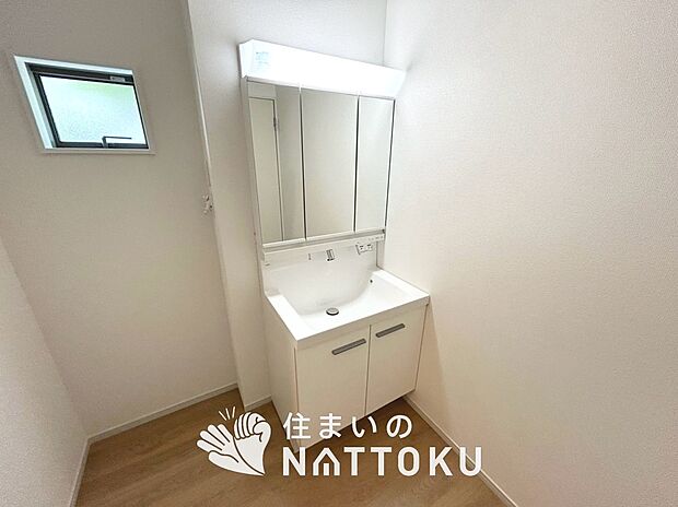 【洗面台・洗面所】鏡の両サイドは、必要なものを取出しやすく、大きな鏡面で朝の準備も快適。
使いやすいリフトアップ機能付きのシングルレバーシャワー水栓付です。