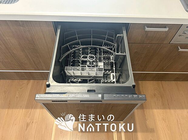 【食器洗い乾燥機】食後の時間にゆとりを与えてくれる食器洗い乾燥機。
操作ボタンも上面にあるので、腰をかがめずに操作ができラクラクです。