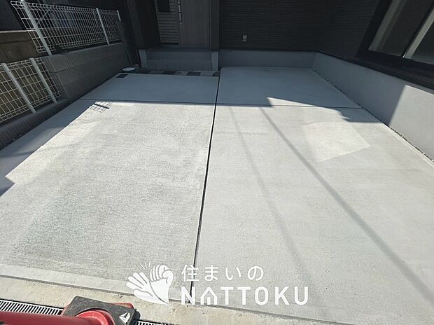 【現地写真(駐車場)】駐車スペースが広く、運転が苦手な方も安心です。