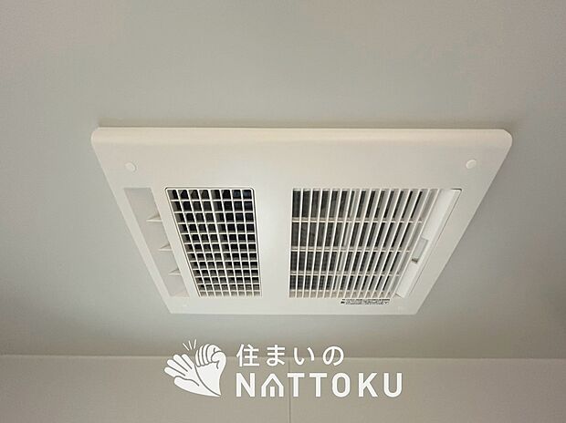 【浴室暖房換気乾燥機】サイドブロー機能で、乾燥効率アップです。
サイドに吹き出しを搭載することにより浴室内を端まで循環する気流ができ、さらに省エネ性能がアップします。