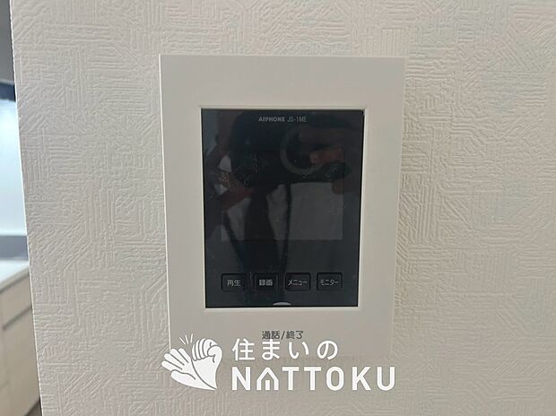 【TVモニター付インターホン】手放し通話ができ、送話表示灯で送話・受話状態が確認できます。
映像と音声で玄関先の様子をチェックできるモニター機能や、夜間の訪問者の顔も確認できるLEDライトを装備しています。
