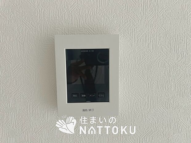 【TVモニター付インターホン】手放し通話ができ、送話表示灯で送話・受話状態が確認できます。
映像と音声で玄関先の様子をチェックできるモニター機能や、夜間の訪問者の顔も確認できるLEDライトを装備しています。
