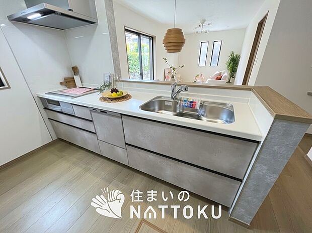 【現地写真(キッチン)】収納たっぷりのシステムキッチン、浄水器付水栓を標準装備しています。