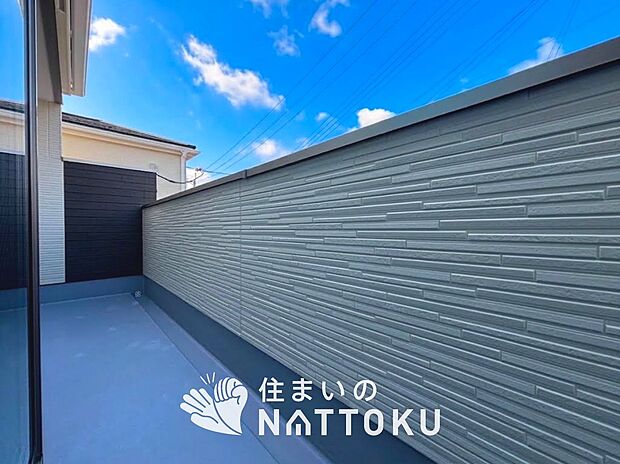 【バルコニー】奥行きが広く、洗濯物をゆったりと干せる十分な広さで、家族の洗濯も捗ります。