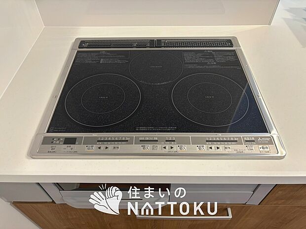 【ビルトインコンロ】フラットな構造で清掃性が高く、過熱防止センサー付3口タイプで日頃の家事も快適です。