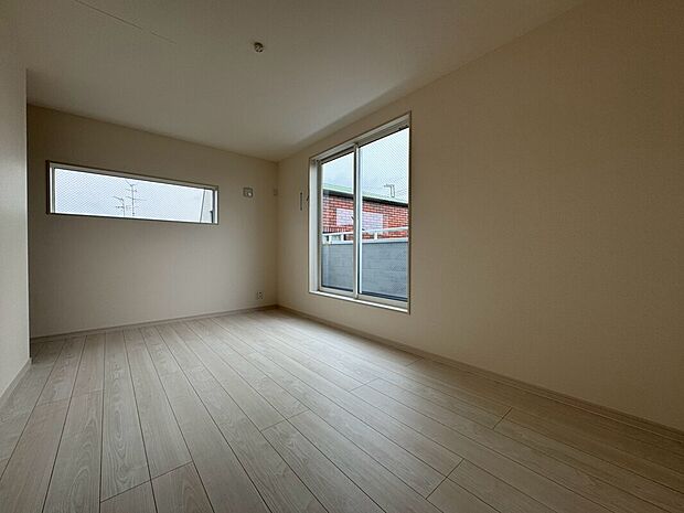 【現地写真(寝室)】木目の美しさを際立たせるシンプルデザインの建具を使用しています。