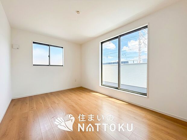 【現地写真(寝室)】木目の美しさを際立たせるシンプルデザインの建具を使用しています。