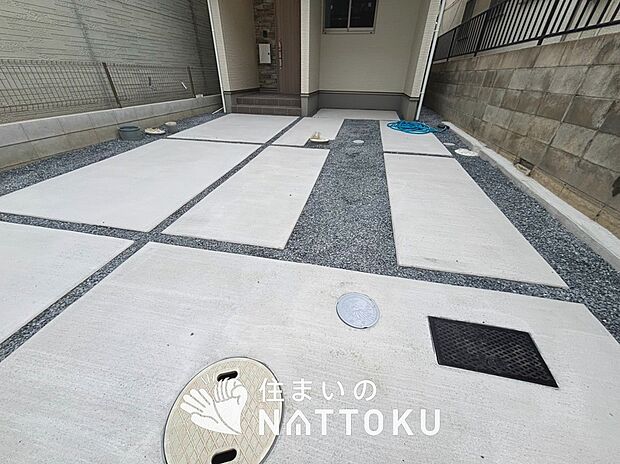 【現地写真(駐車場)】駐車スペースが広く、運転が苦手な方も安心です。