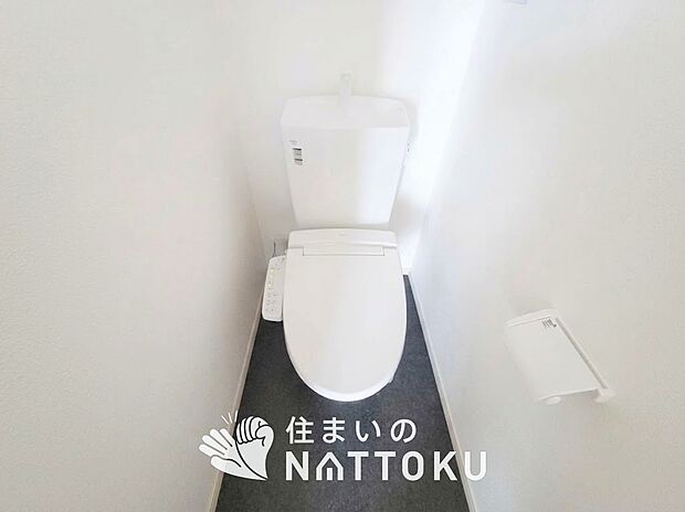 【トイレ】汚れてもサッとひと拭きでお手入れ簡単、エコ仕様の温水洗浄便座付きのトイレです。
バリアフリーにも配慮しています。