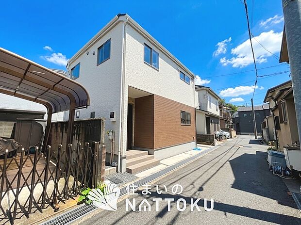 【現地写真（外観）】軽くて火災に強い屋根材を採用し、地震時の建物への負担や揺れを軽減しています。