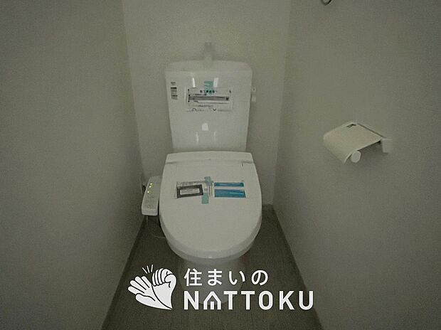 【トイレ】汚れてもサッとひと拭きでお手入れ簡単、エコ仕様の温水洗浄便座付きのトイレです。
バリアフリーにも配慮しています。