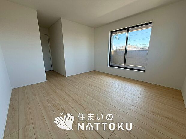 【現地写真（寝室）】木目の美しさを際立たせるシンプルデザインの建具を使用しています。