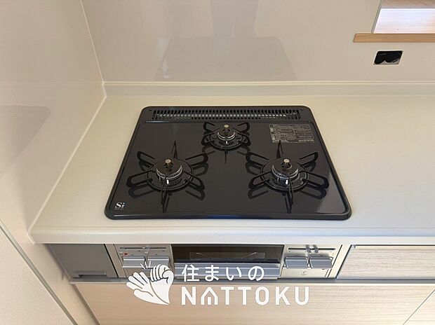 【ビルトインコンロ】フラットな構造で清掃性が高く、過熱防止センサー付３口タイプで日頃の家事も快適です。