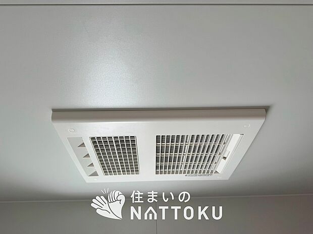 【浴室暖房換気乾燥機】サイドブロー機能で、乾燥効率アップです。
サイドに吹き出しを搭載することにより浴室内を端まで循環する気流ができ、さらに省エネ性能がアップします。