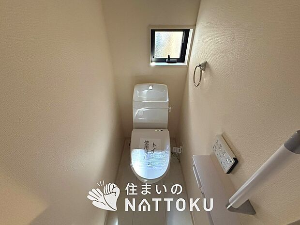 【トイレ】汚れてもサッとひと拭きでお手入れ簡単、エコ仕様の温水洗浄便座付きのトイレです。
バリアフリーにも配慮しています。