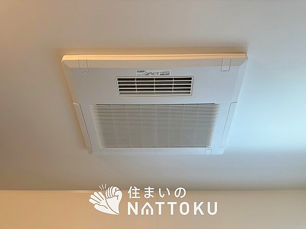 【電気式浴室暖房換気乾燥機】寒い冬場はあたたかく、暑い夏場は扇風機のような心地よさです。
雨の日は、浴室が衣類乾燥スペースになります。
