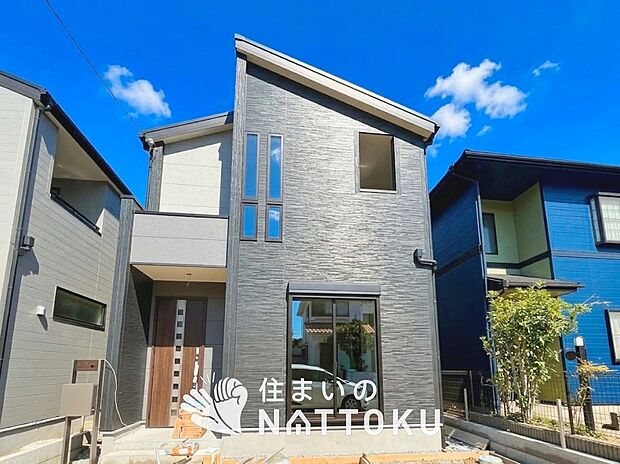 【現地写真(外観)【2号地】】軽くて火災に強い屋根材を採用し、地震時の建物への負担や揺れを軽減しています。