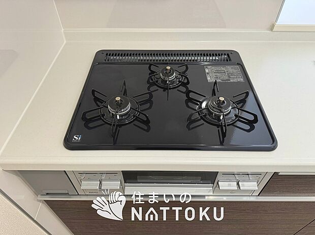 【ビルトインコンロ】フラットな構造で清掃性が高く、過熱防止センサー付3口タイプで日頃の家事も快適です。
